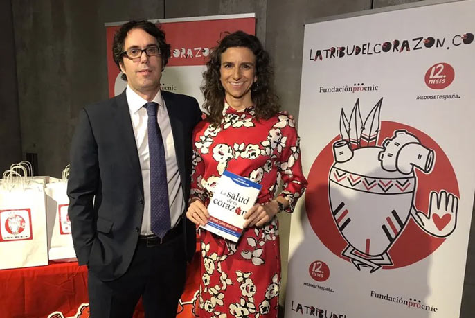 M.D. Leticia Fernandez Friera and M.D. Jorge Solis with their book "La salud del Corazón" (The Health of the Heart).